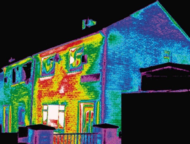 Může z rodinných domů unikat teplo, i když je zateplená fasáda a vyměněná okna?