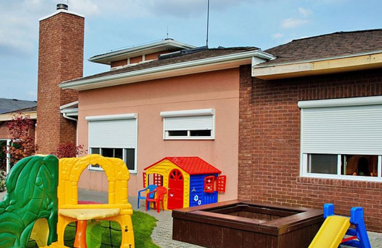 Předokenní rolety nemusí být na fasádě ani vidět