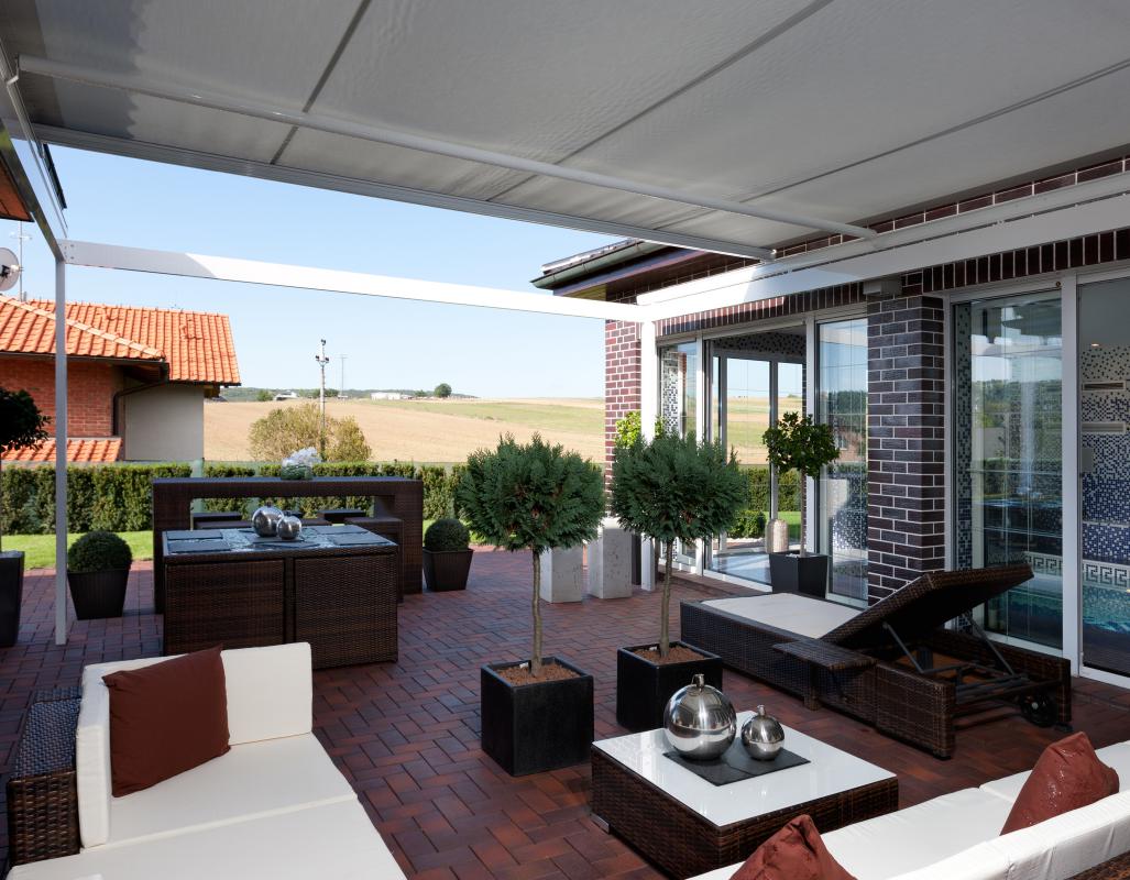 Příjemné grilování na zahradě s pergolou