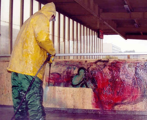 Jak zatočit s graffiti na fasádě vašich firemních objektů?