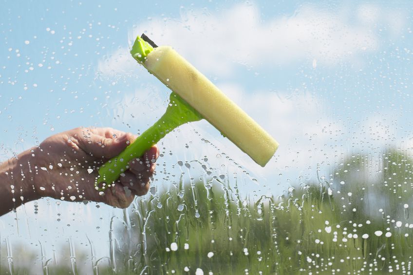 Uťapkaná okna od dětí. Čištění oken, výškové mytí fasád Praha 9