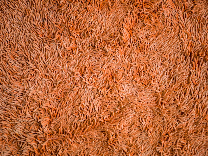 Milovníci svíček pozor! Vosk na koberci může udělat neplechu