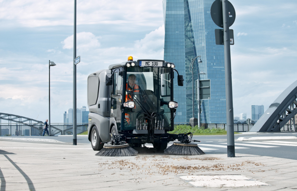Trávníky, hřiště i cesty opět vyžadují jarní údržbu