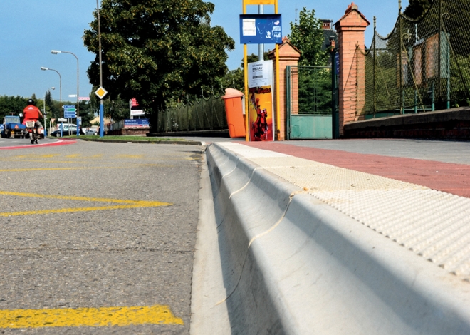 Obrubník jako funkční a designové doplnění chodníku