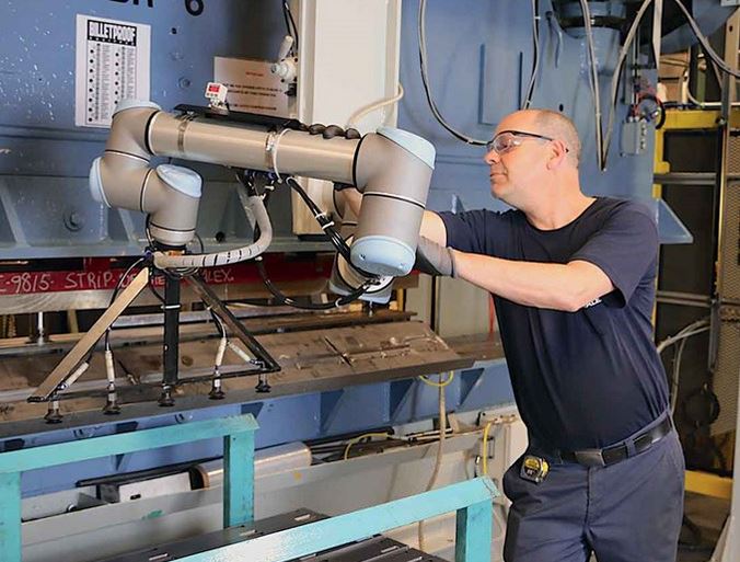 Pro firmy je lidská pracovní síla nákladnější než průmyslové roboty a coboty