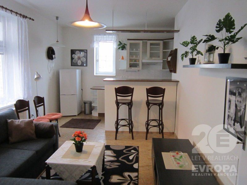 Pronájem bytu v Hradci Králové se vám oproti loňsku opět o něco prodraží. Za nejžádanější dispozici 2+kk dáte běžně i přes 10 000 měsíčně!