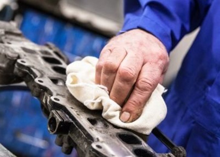 Průmyslové utěrky; poradí si s olejem i skvrnami