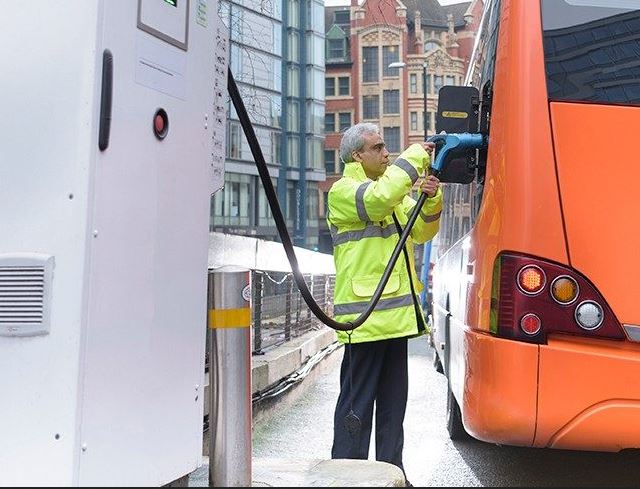 ELEKTRIFIKACE MŮŽE SNÍŽIT EMISE V DOPRAVĚ, STAVEBNICTVÍ A PRŮMYSLU O 60% DO ROKU 2050