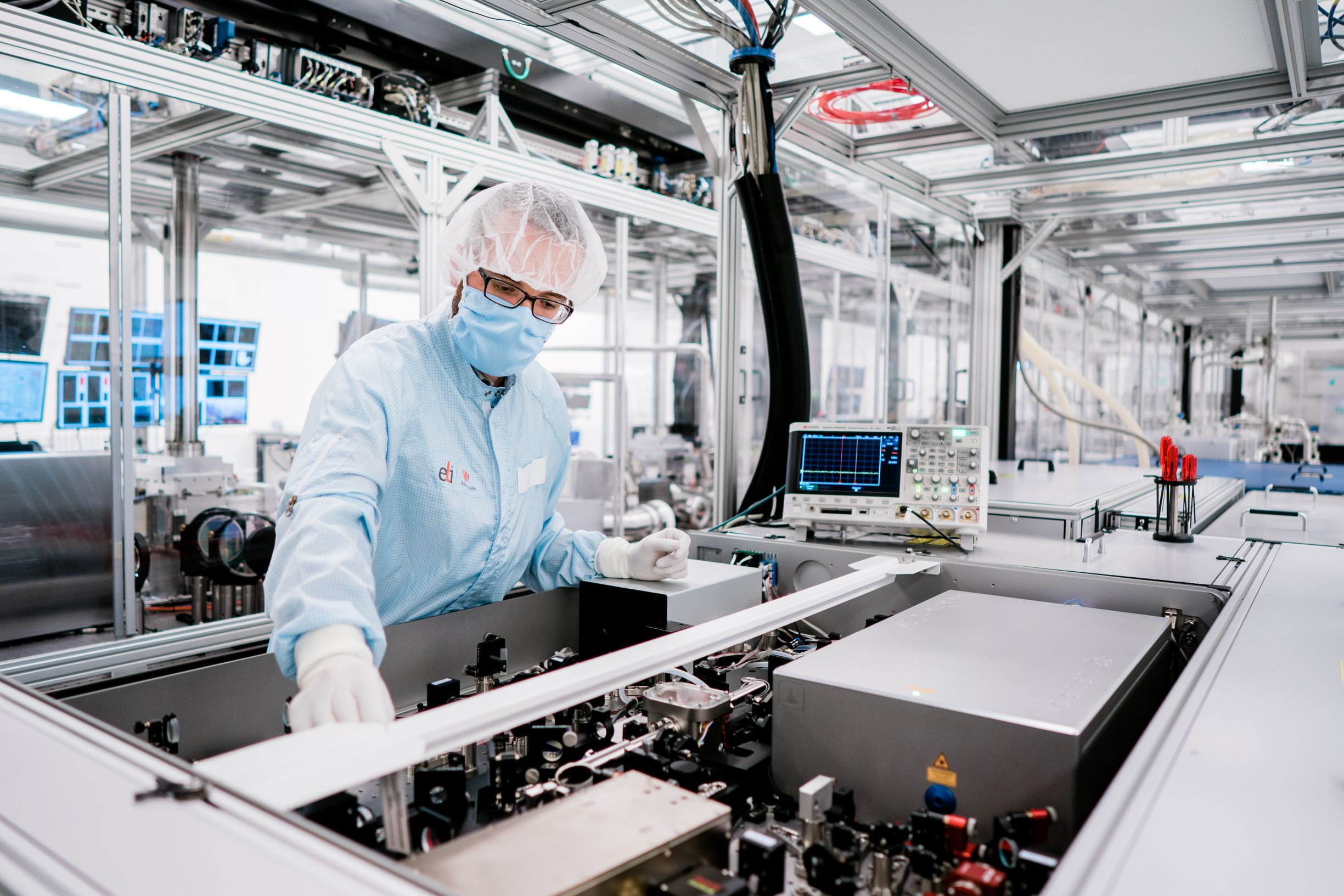 Laserové centrum ELI Beamlines se díky podpoře z Evropské komise – DG Regio podílí na podpoře výzkumu viru SARS-Cov-2 a vývoje vakcíny, své technologie nabízí vědeckým týmům z celého světa