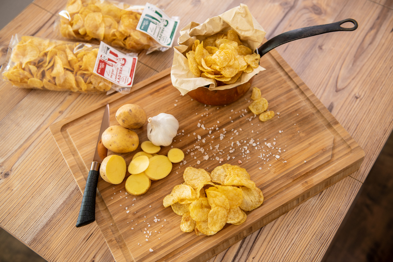 Navzdory covidu a poklesu trhu český výrobce tradičních Cyrilových brambůrků plánuje rozšíření výroby