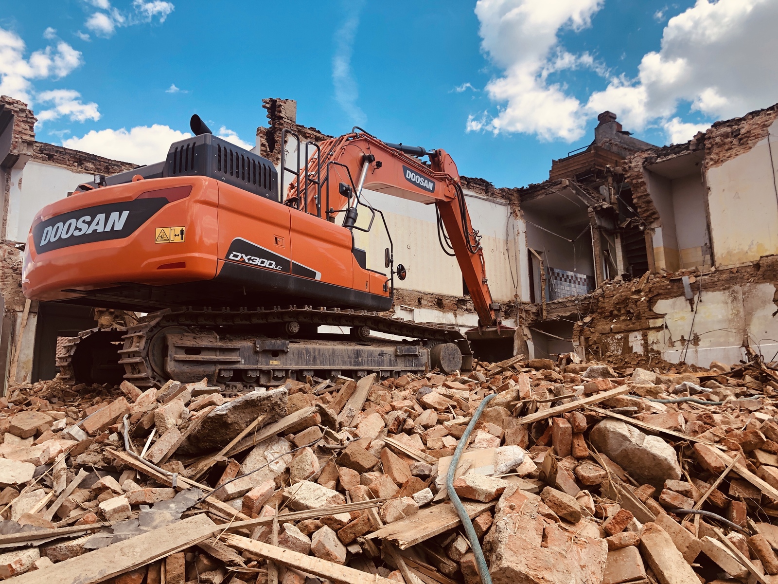 Jak efektivně zajistit demolici objektu a likvidaci suti?