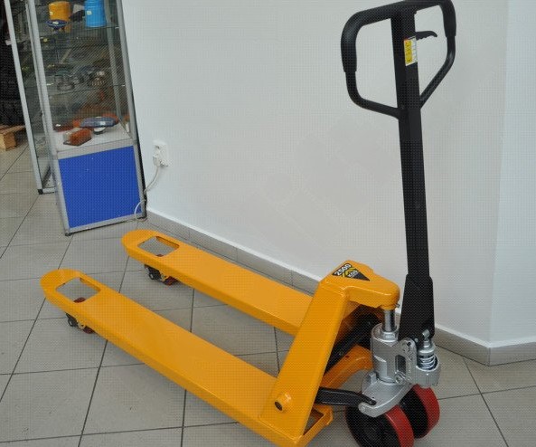 Jaký vysokozdvižný vozík urychlí vaši práci ve skladu?