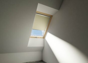 Máte střešní okna? Opatřete je padnoucími roletami i sítěmi proti hmyzu