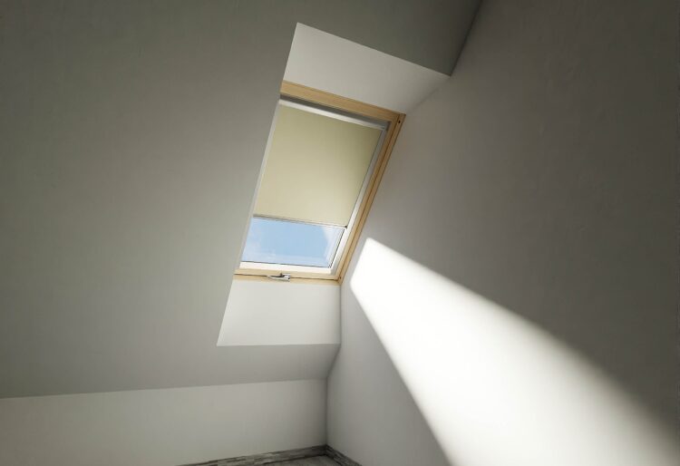 Máte střešní okna? Opatřete je padnoucími roletami i sítěmi proti hmyzu